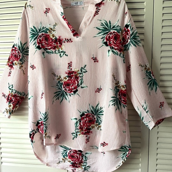 Profile Apparel NWOT Ladies Size Large Floral 3/4 Sleeve V-Neck Hi-Lo Top. - Picture 7 of 12